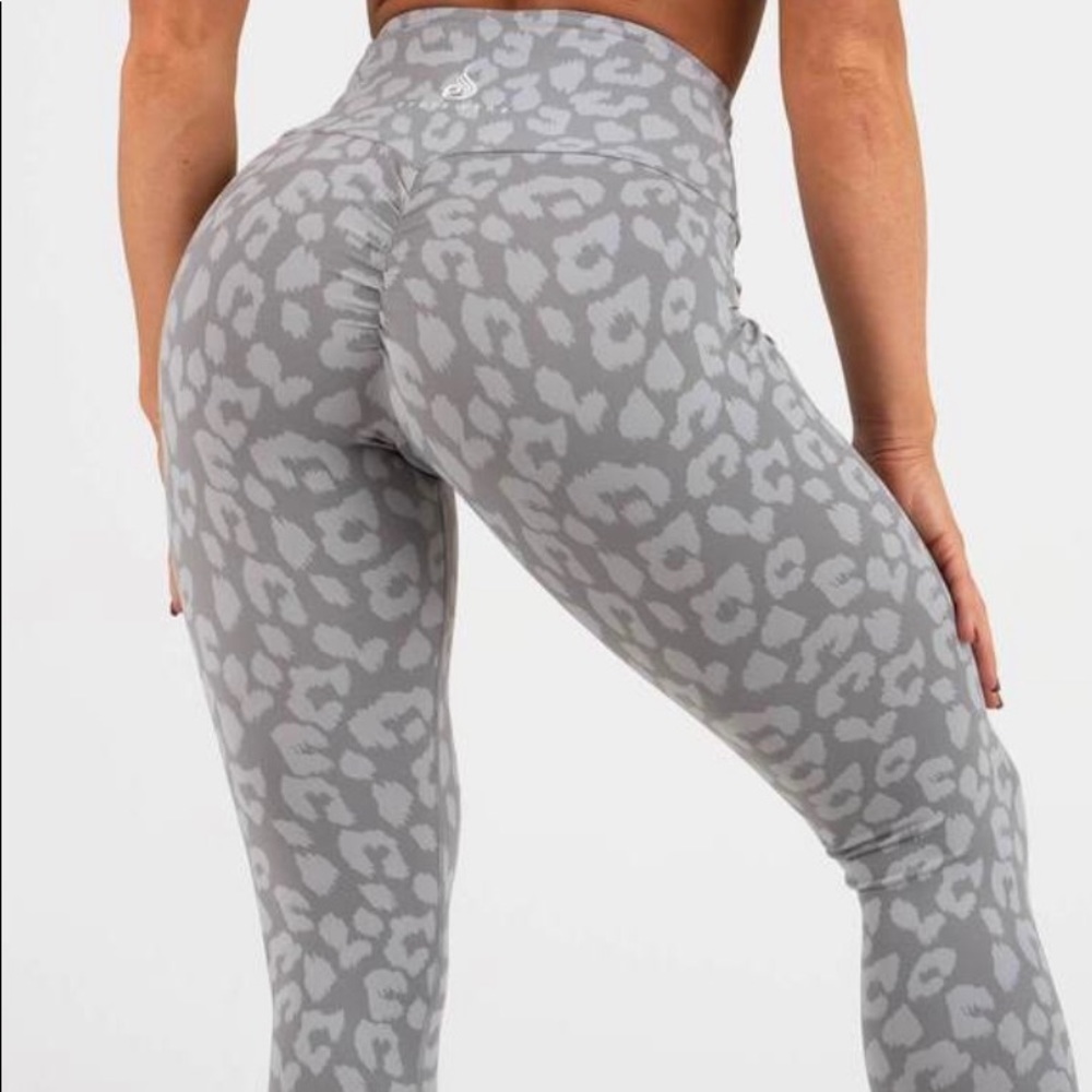 NEW Ryderwear animal scrunch bum grey leggings.